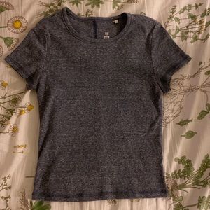 gray short sleeve shirt